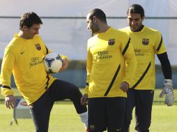 Mascherano (c), bromea con sus compañeros, Messi (i) y el portero suplente, Pinto (d) en Yokohama. EFE  /