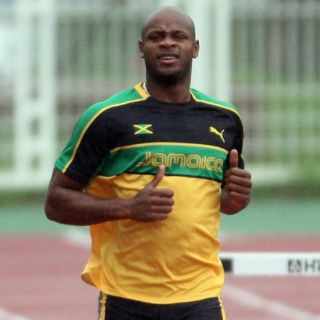 Powell vuelve a correr bajo techo en plan olímpico