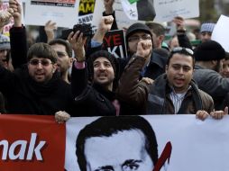 Los manifestantes gritan consignas como protesta contra el gobierno del presidente de Siria Bashar al-Assad. REUTERS  /