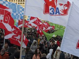 Activistas rusos del movimiento Nashi participan en una concentración para celebrar la victoria del partido Rusia Unida en Moscú. EFE  /