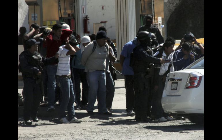 Varios estudiantes que participaron en la manifestación este lunes 12 de diciembre fueron detenidos por la Policía. EFE  /