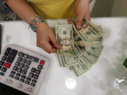 La divisa verde se compró en un mínimo de 13.09 pesos en algunas ciudades del país. ARCHIVO  /