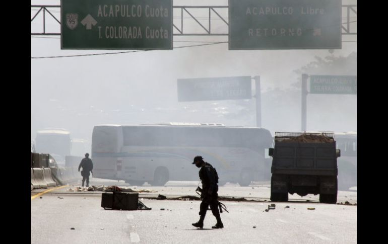 Gran número de elementos policiales se desplazaron al lugar de la protesta en Guerrero. EFE  /