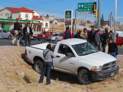 En una camioneta Dodge Ram de placas DW36326, se encontraron los cuerpos sin vida del escolta y de la secretaria del funcionario. EFE  /