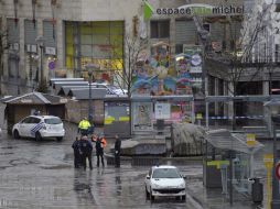 Policías belgas vigilan la zona donde se registró el ataque con armas de fuego y artefactos explosivos. EFE  /