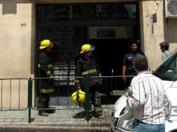 Bomberos realizan trabajos de evacuación y control de emergencia en las oficinas del Ministerio de Trabajo y Seguridad Social. EFE  /