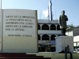 Estatua de Altamirano en la Plaza Cívica de Tixtla. ESPECIAL  /