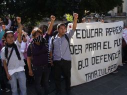 Durante la tarde, estudiantes normalistas realizaron una marcha silenciosa en la que exigieron la libertad de Gerardo Peña. NTX  /