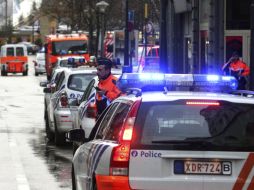 Policías resguardan el lugar del ataque en centro belga de Lieja. ARCHIVO  /
