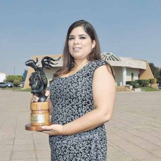 Zaira Ramírez recibe galardón tras poner a prueba la transparencia del Congreso