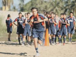 Héctor Reynoso (centro) corre por la playa durante el entrenamiento de ayer. ESPECIAL  /