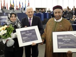 El presidente del Parlamento Europeo, Jerzy Buzek (c), posa junto a la egipcia Asmaa Mahfuz (i) y el libio Ahmed al-Zabair. EFE  /