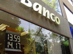 El dólar libre se ofrece a un precio máximo a la venta de 14 pesos con 17 centavos, en bancos de la capital mexicana. NTX  /