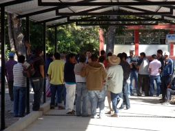 Estudiantes y padres de familia vigilan hoy la normal de Ayotzinapa. NTX  /