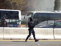 Policías se enfrentaron con estudiantes que bloqueron una autopista. NTX  /
