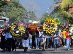 Familiares y amigos trasladan hoy el ataúd con los restos de Jorge Alexis Herrera, quien murió en el enfrentamiento. EL UNIVERSAL  /