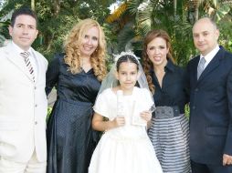 Paola con José de Jesús Ramos Uriarte y Yolanda Pacheco junto a Marisoni Gómez de Santos y Rafael Santos Fonseca.  /