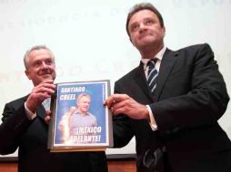 Santiago Creel (izq) presenta los documentos para su registro. EL UNIVERSAL  /