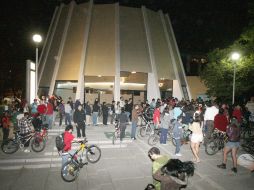 Participantes en los paseos nocturnos de Al teatro en bici, afuera del Alarife Martín Casillas.  /