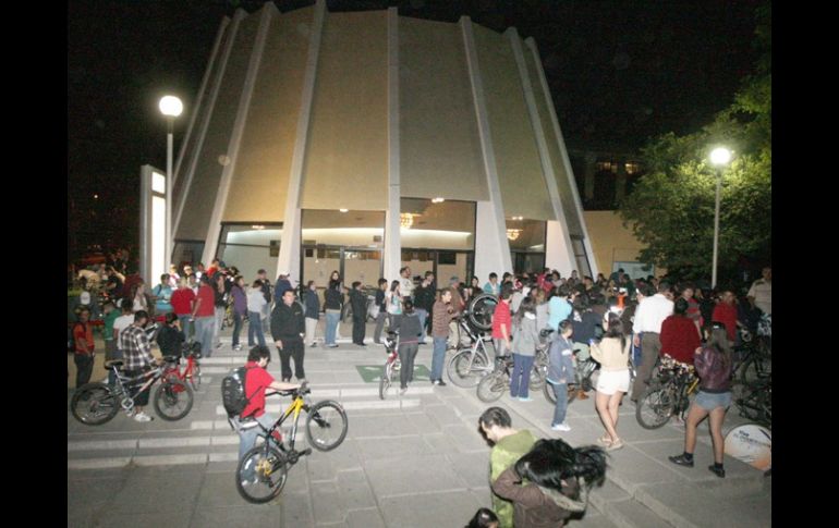 Participantes en los paseos nocturnos de Al teatro en bici, afuera del Alarife Martín Casillas.  /
