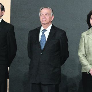 Renuncian dos secretarios en busca de escaños