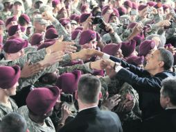 Militares saludan al mandatario estadounidense, unas horas después de haber abandonado el “territorio enemigo”. REUTERS  /