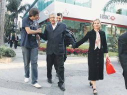 López Obrador, líder del Movimiento Progresista, saluda a simpatizantes tras una reunión con empresarios en un hotel de la ciudad.  /