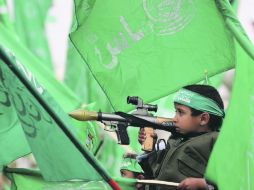 Un niño palestino sostiene un lanzagranadas de juguete. EFE  /