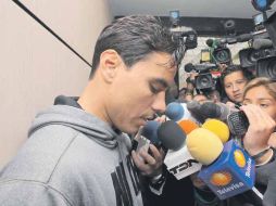 El delantero de Los Mochis atendió a los medios afuera de un hospital de la capital. EL UNIVERSAL  /