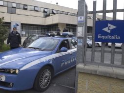 Policías han duplicado la seguridad en las oficinas de Equitalia tras atentado. ARCHIVO  /