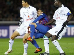 Villa (c) al momento de la caída, mientras intentaba controlar un balón largo entre defensas del Al Sadd. REUTERS  /