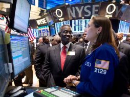 La mejoría en el mercado laboral y la manufactura impactaron favorablemente las operaciones del parqué neoyorkino. AP  /