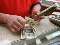 El precio mínimo de compra de la divisa norteamericana fue de 13.45 pesos. ARCHIVO  /