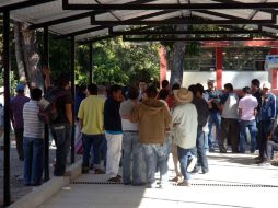 Este miércoles, padres de familia esperaban detalles de lo ocurrido en las instalaciones de la escuela Normal Rural de Ayotzinapa. NTX  /