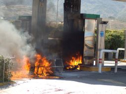 Durante la manifestación de los normalistas, le prendieron fuego a la gasolinera Parador del Marqués. NTX  /