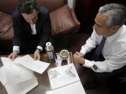 Santiago Cantón (izq.), entregó hoy en los Tribunales Federales los documentos sobre víctimas de los 'vuelos de la muerte'. EFE  /