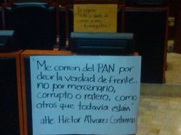 En la curul que le corresponde a Álvarez Contreras “aparecieron” dos letreros.  /