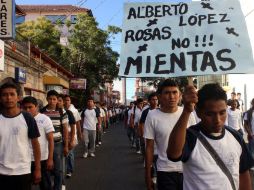 Estudiantes de Chilpancingo,participaron el martes 13 de diciembre de 2011, en una marcha silenciosa tras el enfrentamiento. EFE  /