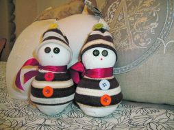 Con un par de calcetínes y unos cuantos botones, puedes hacer unos bonitos muñecos de nieve para regalar en esta temporada. ESPECIAL  /