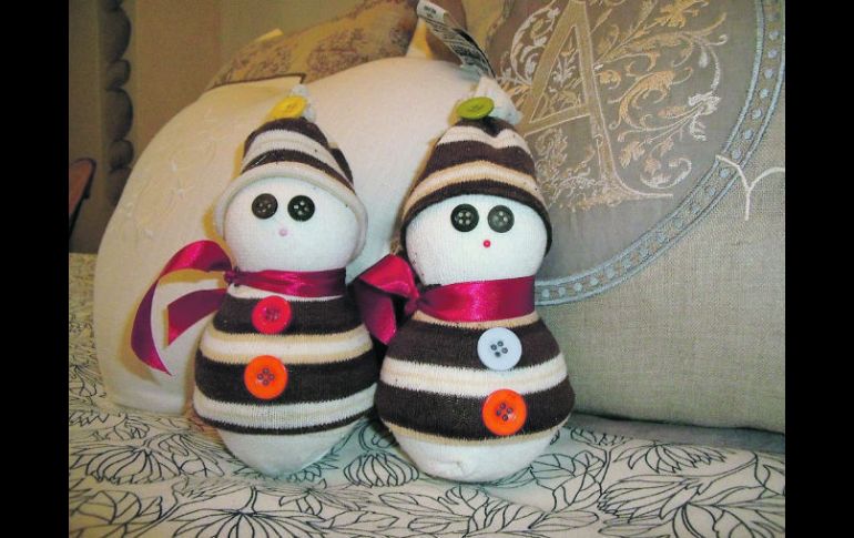 Con un par de calcetínes y unos cuantos botones, puedes hacer unos bonitos muñecos de nieve para regalar en esta temporada. ESPECIAL  /