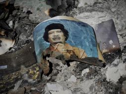 Imágenes captadas con un teléfono móvil los mostraban con vida a Gadhafi y a su hijo después de su captura. ARCHIVO  /