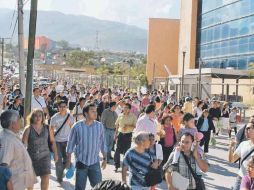 Alumnos de la Escuela Normal Rural de Ayotzinapa bloquean el Palacio de Gobierno en demanda de justicia. EL UNIVERSAL  /