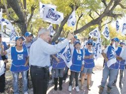 Fernando Guzmán estuvo acompañado de cerca de 40 simpatizantes.  /