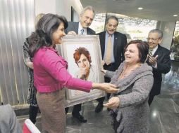 La directora de Centro Psicoeducativo Freire, Marcela Páramo (der.), recibe reconocimiento de la titular del DIF Jalisco, Imelda Guzmán  /