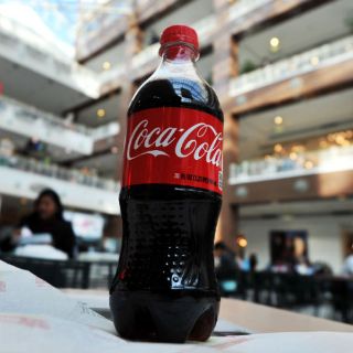 Firma Coca-Cola acuerdo para elaborar botellas hechas de plantas