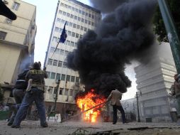 Al menos 99 personas resultaron heridas hoy en choques entre manifestantes y la policía militar. AFP  /
