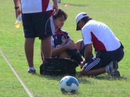 Tras tras unos minutos sobre el césped, el elemento rojiblanco se levantó y no pasó a mayores.  /