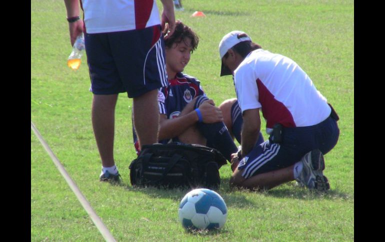 Tras tras unos minutos sobre el césped, el elemento rojiblanco se levantó y no pasó a mayores.  /