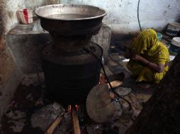 En la India exiten diversas destilerías caseras que venden alcohol de forma ilegal. AP  /