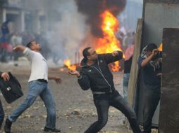 Manifestantes lanzan piedras a las fuerzas de seguridad egipcias. EFE  /